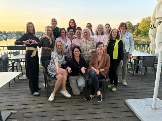 Gestern fand wieder unser LLL-Unternehmerinnen-Lounge Circle statt 💚🧡🩷 

Leider konnte Ulrike Horky krankheitsbedingt ihren Vortrag nicht halten. 
Wir sind im Verein flexibel und spontan: Nach einer interessanten Vorstellrunde hat unsere Gründerin & Obfrau @susanne_e_tichy den anwesenden Unternehmerinnen — die alle bereits Sponsorinnen sind oder es nach diesem Treffen geworden sind 🤩👍🏼🚀 — die aktuellen Vereins-Neuigkeiten für mehr Sichtbarkeit als Unternehmerinnen vorgestellt. Es entstand ein reger Austausch und eine tolle Vernetzung, und es wurden wieder neue Ideen geboren 👏🏼👏🏼🤩

Es war wieder eine wunderbare Stimmung, voller positiver Energie und es wurde auch  wieder viel gelacht 😅🥰 

Wir haben auch den traumhaften Ausblick sehr genossen ☀️😎🍹
Ein großes Dankeschön an Jemil @neufelderseehotel und sein Team für die Möglichkeit, die wertvolle Unterstützung & freundliche Bedienung und das gute Essen 🫶🏼

Wenn DU als Unternehmerin oder Business Frau auch einmal dabei sein möchtest:
Unsere nächsten Termine:
18.6. / 16.10./ 18.11.2025  18-21 Uhr
Unbedingt Platzreservierung 🎊

#GemeinsamErfolgreich
#gemeinsammehrsichtbarkeit 
#frauenstärkenfrauen 
#gemeinsammehrerfolg 
#frauenunterstützenfrauen 
#frauennetzwerk 
#unternehmerinnennetzwerk 
#unternehmerinnentreff